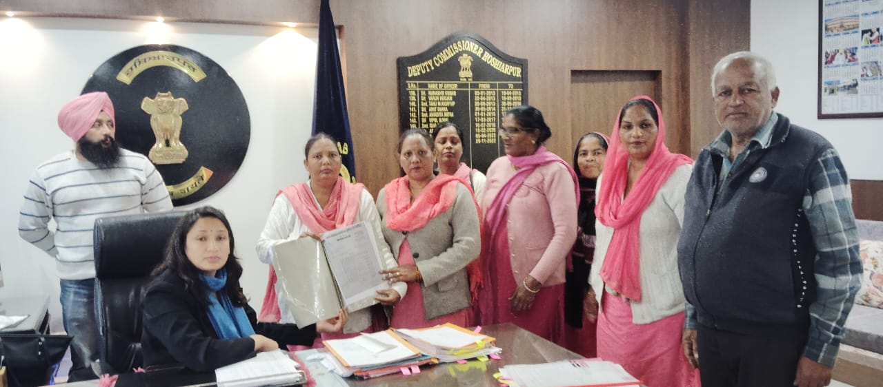 मांगों को लेकर आशा वर्कर एवं फैसिलिटेटर यूनियन सीटू की डिप्टी कमिश्नर होशियारपुर के साथ बैठक हुई।